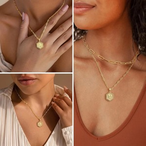 Collier multi-rangs en or 14 carats pour femme, jolies initiales hexagonales, tendance et simple, un cadeau de bijoux pour les amies - Product Image 5