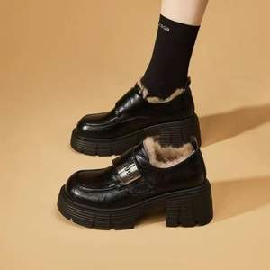 Pantuflas de gamuza suave de alta gama, aptas para uso en interiores y exteriores, pantuflas de invierno para mujer, cómodas y afelpadas, con función antideslizante. - Product Image 3