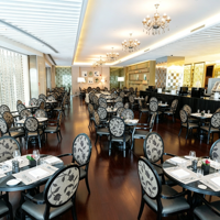 Chaises artistiques de style rétro avec des cadres en bois massif distinctifs, tables et chaises pour restaurants japonais