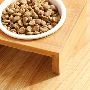 Station d'alimentation pour animaux de compagnie en bambou et bois, avec deux bols en céramique surélevés pour la nourriture et l'eau des chats et des chiens - Product Image 2