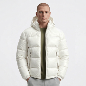Veste d'hiver pour homme, blanche, à capuche, rembourrée en coton épais, respirante, zippée, avec logo sur le devant, fabriquée sur mesure au Pakistan. - Product Image 1