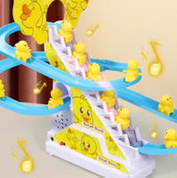 Nuevo Auto Stair Climbing Train Track Car Play Set Funciona con pilas 3 patos Montaña Rusa música ligera juguete de ranura de plástico