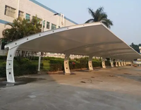 Structure de protection solaire pour voiture extérieure en membrane tendue, résistante aux UV, en résine PVDF écologique, ignifuge, design moderne