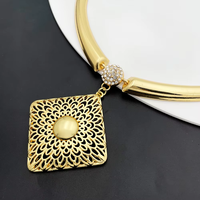 Ensemble de collier et boucles d'oreilles tendance pour femmes, élégant, plaqué or 18 carats, pendentif en forme de diamant, boucles d'oreilles, ensemble de 3 pièces, bijoux