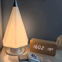 Lampe de table sculpturale moderne en verre blanc avec abat-jour conique à facettes pour chambre à coucher, chevet, salon, bureau, hôtel, suite d'hôtes, bureau