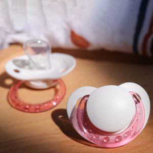 Chupón para Bebé con Diseño Ortodóntico para un Desarrollo Dental Saludable, Tamaño para Bebé y Adulto, Chupón Redondo de Plástico para Adultos - Product Image 6