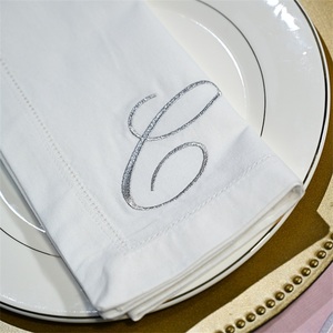 Vente en gros de serviettes de table de cocktail blanches brodées par monogramme personnalisées en coton et lin avec logo pour restaurant de mariage - Product Image 6