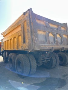 Camión Volquete Minero Usado de Alta Capacidad 885K |   Capacidad de Carga Superior con Motor PLC y Bomba Incluidos 530HP - Product Image 3