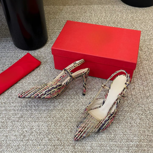 Tacones de aguja con detalle en relieve y cierre de hebilla para mujer, ideales para citas y el día a día, estilo Valentino. - Product Image 1