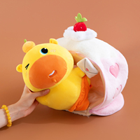 Peluche convertible 2-en-1 en forme de gâteau roulé suisse, avec fermeture éclair qui s'ouvre pour révéler une poupée capybara en peluche à l'intérieur, idéale comme décoration ou cadeau d'anniversaire