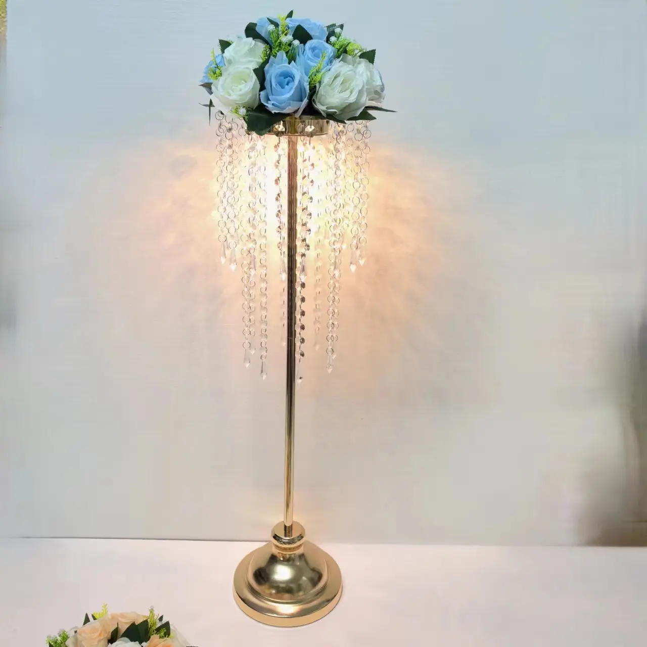 अन्य वेडिंग टेबल सेंटरपीस सजावट क्रिस्टल मनका पर्दे हल्के फूल स्टैंड के साथ सोने की धातु प्लिंथ डिस्प्ले स्टैंड