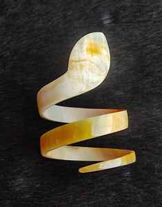 Bracelets en corne de buffle naturelle, bijoux artisanaux pour femmes, accessoires ethniques faits à la main, design intemporel et usage quotidien - Product Image 4