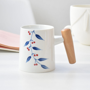 Mug en céramique peint à la main avec logo imprimé, poignée en bois, motif dessin animé, porcelaine blanche, 201-300 ml, compatible lave-vaisselle et micro-ondes, idéal pour les fêtes - Product Image 5