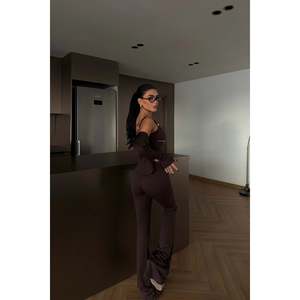 Traje Corto Marrón con Decoración de Botones - Product Image 1