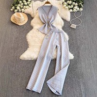Ensemble tricoté 2 pièces élégant en tweed style européen pour femme : Haut café à boutons dorés et pantalon taille haute coupe large ajustée – Tenue tendance