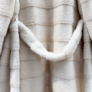 Manteau long de luxe en fausse fourrure de vison, coupe à panneaux horizontaux, revers blazer cranté, ceinture en fourrure assortie, faible MOQ, vente en gros - Product Image 6