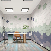Panneaux muraux insonorisés décoratifs en feutre hexagonal personnalisé Panneau insonorisant en fibre de polyester Panneaux acoustiques en PET