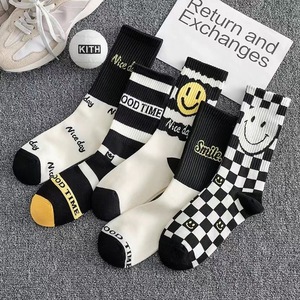 Chaussettes personnalisées de haute qualité Happy ODM Chaussettes tricotées à visage souriant Chaussettes de l'équipage décontractées pour jeunes hommes en jacquard à la mode - Product Image 1