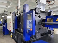 Dezember 2022 Haitian Three Generation 320 mit 5-Achsen-Manipulator Kunststoff-Spritzgussmaschine