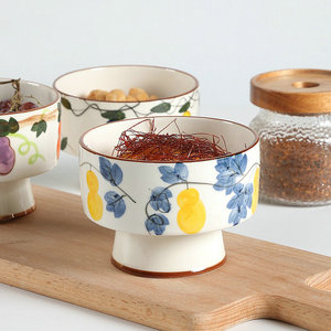 Cuenco de cerámica con pie alto, pintado a mano, para frutas y aperitivos, con diseño floral bajo esmalte, para fiestas. - Product Image 1