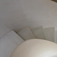 Escalier de villa courbé de style crème, artistique et durable, avec des contours doux et tourbillonnants, construction métallique moderne pour intérieur, garde-corps en fer forgé