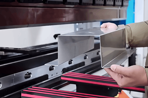 Prensa Plegadora Hidráulica CNC Sincronizada de Alta Resistencia con Herramientas de Engranajes Duraderas, Máquina Industrial <span class=keywords><strong>para</strong></span> Procesamiento de Placas de Acero Inoxidable - Product Image 4