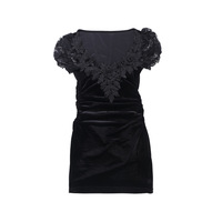 Robes courtes ajustées de style gothique sombre avec patchwork de dentelle, col en V gothique et manches bouffantes