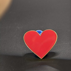 Pin <span class=keywords><strong>de</strong></span> Solapa Personalizado al por Mayor <span class=keywords><strong>de</strong></span> Alta Calidad, Chapado en Oro, con Corazón Rojo Esmaltado, <span class=keywords><strong>de</strong></span> Aleación <span class=keywords><strong>de</strong></span> Zinc, <span class=keywords><strong>para</strong></span> Regalo <span class=keywords><strong>de</strong></span> Fanáticos, Mercancía <span class=keywords><strong>de</strong></span> Conciertos, Souvenir - Product Image 4