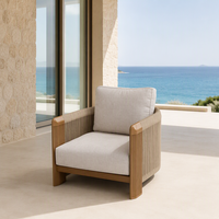 Ensemble de canapés d'extérieur en teck de luxe moderne avec table basse ovale à lattes et ottoman, mobilier de patio pour villa et complexe hôtelier
