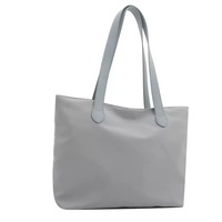Tas Selempang Wanita Bahan Nylon Kasual Dua Pegangan Resleting Desain Sederhana Serbaguna untuk Perjalanan, Kantor, dan Acara Santai