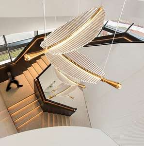 Lustre personnalisé pour le hall de l'hôtel Escalier suspendu plume lumineuse grandes feuilles longues - Product Image 3
