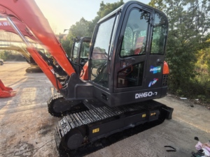Mini-excavatrice d'occasion Doosan DH60 6 tonnes, équipement multifonction avec accessoire de préhension (pouce) - Product Image 5