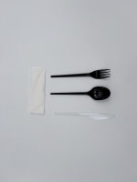 Ensemble de couverts jetables 2.2G avec serviette, fourchette, couteau et cuillère emballés individuellement pour les restaurants à emporter