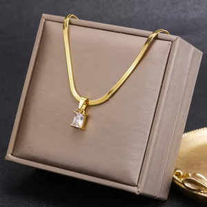 Collier tendance étanche en acier inoxydable plaqué or 18 carats avec chaîne serpent plate et pendentif carré en zircon vert délicat pour femme - Product Image 3