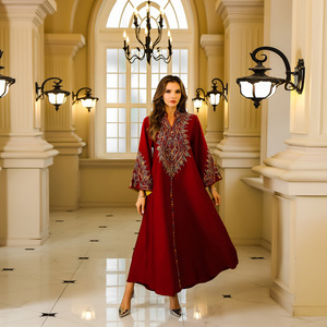 عباءة دبي من البوليستر قابلة للتنفس، فستان سهرة فاخر بسيط للنساء المسلمات، متوفر في المخزون من مصنع OEM/ODM - Product Image 3
