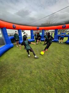 Gioco di Calcio Gonfiabile a Tema Sportivo per Bambini e Adulti, Campo da Calcio Circolare Gonfiabile con Rete Superiore - Product Image 3