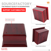 En stock Accessoires de trophée Socle en bois rouge pour trophées de compétition sportive