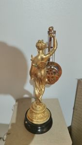 Horloge de table à pendule et à échappement en laiton massif de style français antique, squelette à l'envers, ornement en laiton massif, statue de déesse - Product Image 4