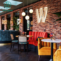 Ensembles de meubles commerciaux de luxe modernes pour la restauration, tables en bois personnalisées pour cafés et salons de thé, chaises en rotin avec coussins en PU pour hôtels