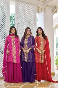 Conjunto Kurta Sharara Corto por Encima de la Rodilla de Rayón Rojo Unity Luxure con Estampado Bandhani, Trabajo de Espejos y Dupatta a Juego, Ropa Étnica Festiva - Product Image 6