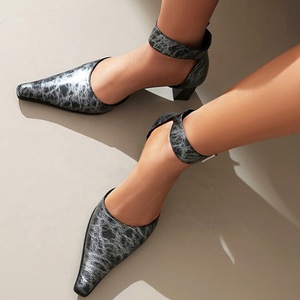 Sandales d'été à talons carrés courts de 7 cm pour femmes, avec boucles à la cheville et découpes, escarpins confortables pour le bureau - Product Image 6