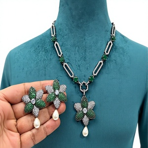 Elegante Juego de Collar y Aretes de Latón Plateado de Primera Calidad, Joyería para Mujer, Regalo para Boda, Compromiso o Fiesta - Product Image 3