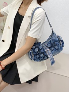 Borsa Vintage in Denim Blu con Bellissimi Ricami Floreali; Questa Borsa a Tracolla Ha una Tasca Laterale con Cerniera - Product Image 6