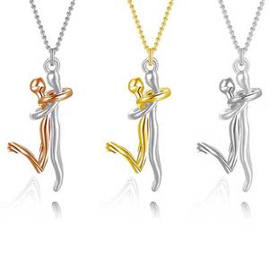 Donne coppia di uomini abbracciata collana coppia abbraccio collana con ciondolo abbracci e baci collana in acciaio inox ottone croce placcato oro - Product Image 1