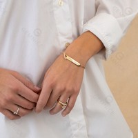 Bracelet en barre de laiton plaqué or 18 carats Gemnel avec gravure inspirante pour femme, bijou délicat avec chaîne à maillons en zircon cubique
