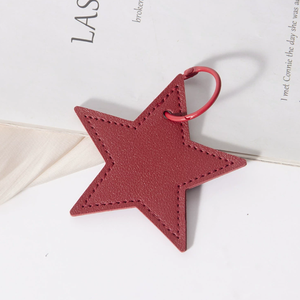 Llavero creativo de cuero PU con estrella de cinco puntas, bolso escolar a la moda, colgante de llavero, caja de regalo pequeña, accesorios al por mayor - Product Image 4