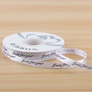 ริบบิ้นผ้าไหมพิมพ์ลายแบบกำหนดเองจากโรงงาน เป็นมิตรกับสิ่งแวดล้อม พร้อมโลโก้ลายนูน สำหรับของขวัญ - Product Image 3