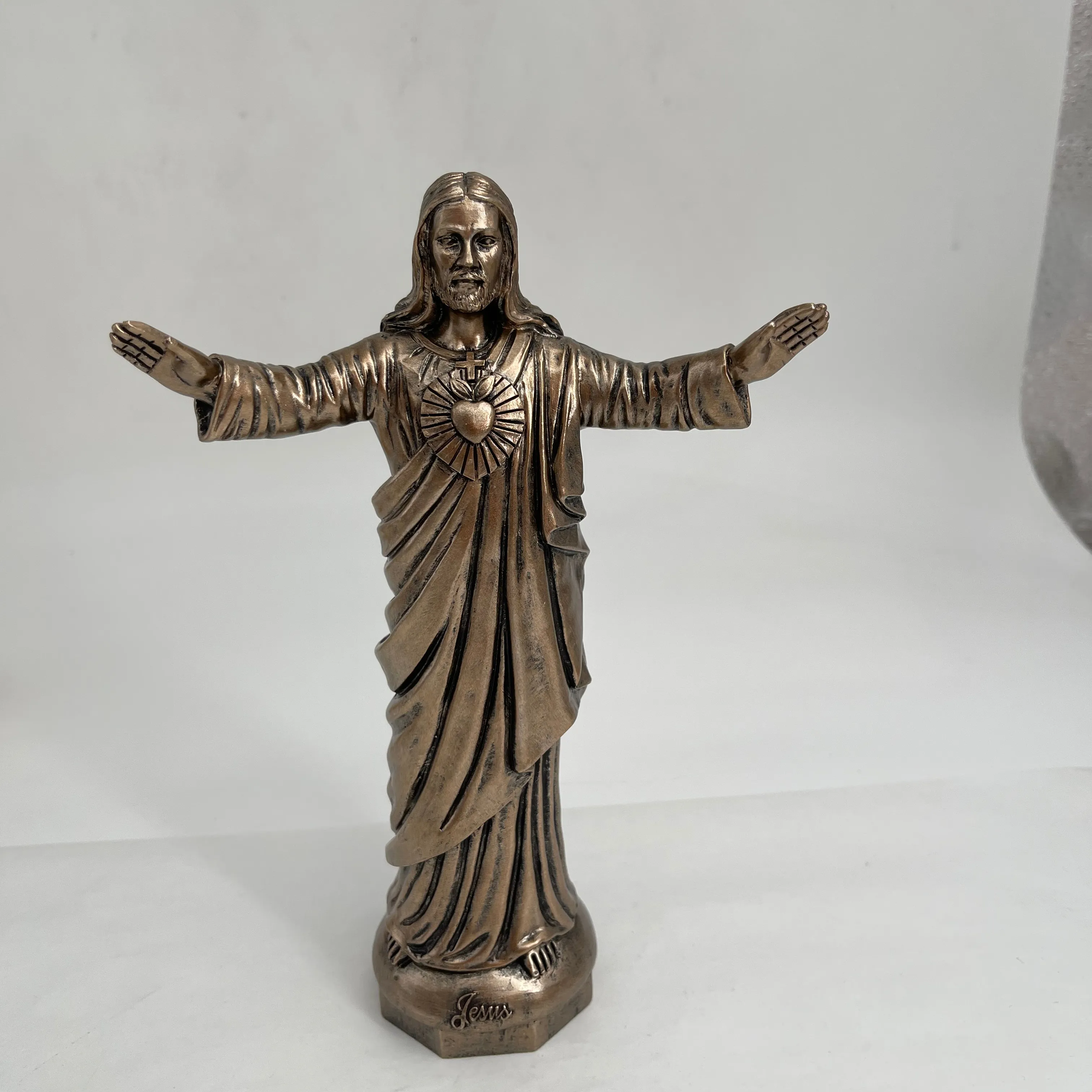 Статуэтка из Священного Сердца Иисуса с бронзовой отделкой
