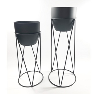 <span class=keywords><strong>Support</strong></span> de <span class=keywords><strong>jardinière</strong></span> d'<span class=keywords><strong>extérieur</strong></span> dans un pot de fleur en métal - Product Image 2