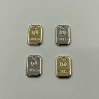 Ciondoli in metallo personalizzati ecologici con logo in oro e argento a rilievo, piccoli pendenti ottagonali con nome del marchio per abbigliamento, borse e accessori da cucito